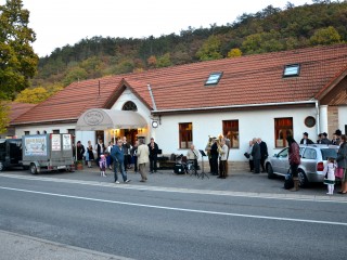 100 &Eacute;ves &eacute;vfordul&oacute;ra k&eacute;sz&uuml;lődve 